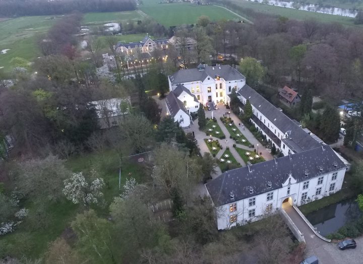 Luchtfoto van Kasteel De Berckt met de binnenplaats en het groene landgoed