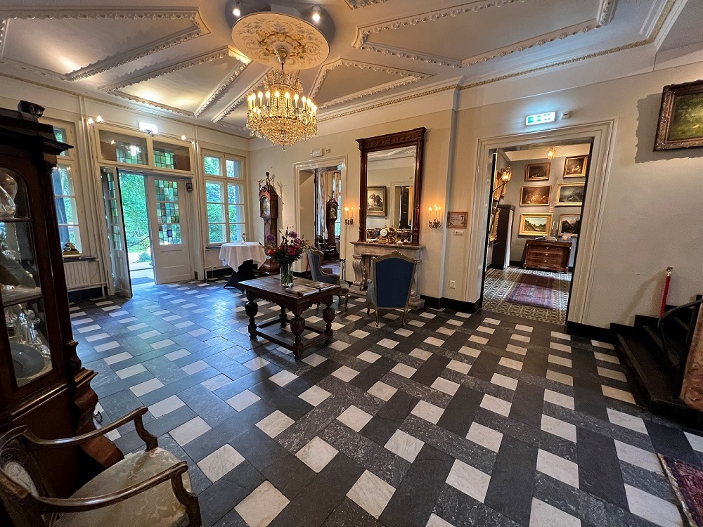 De ontvangsthal van het kasteel